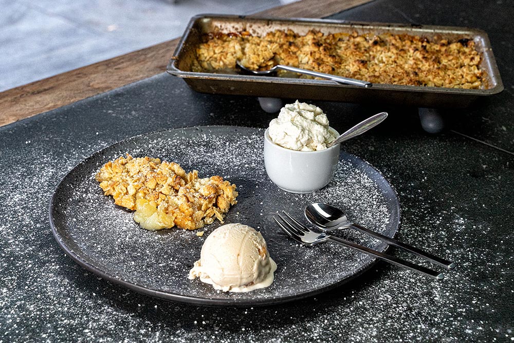 Apple Crumble mit Eis und Sahne