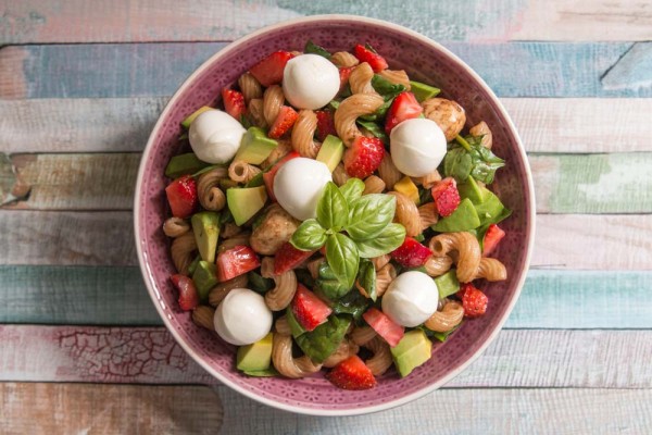 Nudelsalat-mit-Avocado-Erdbeeren-Mozarella-1